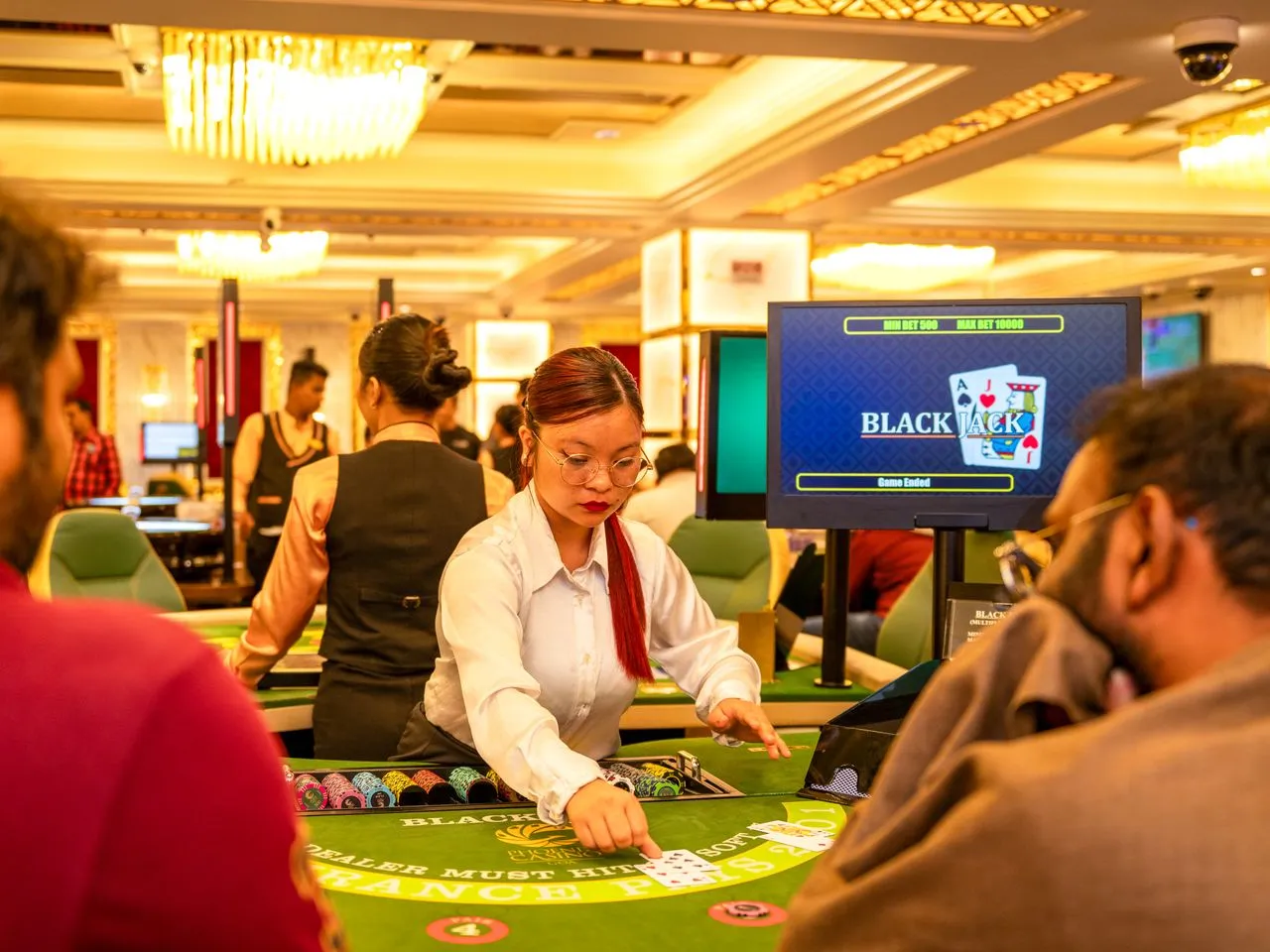 Varmt belyst interiør ved casino og restaurant